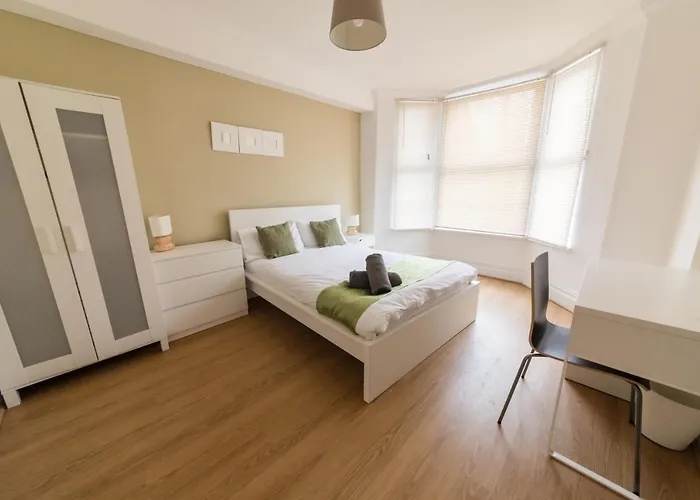 Modern, Spacious Home Ideal For Work Teams And Groups
