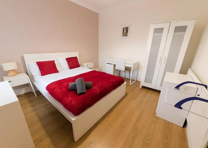Modern, Spacious Home Ideal For Work Teams And Groups