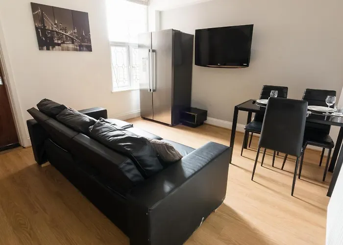 Modern, Spacious Home Ideal For Work Teams And Groups